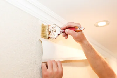 Pose de papier peint à Arboras — revêtements muraux et toiles de verre